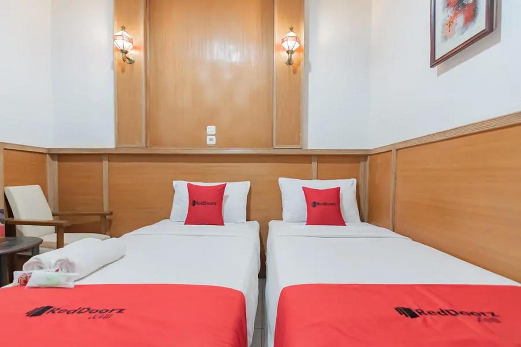 Reddoorz At Arwiga Hotel Near Rs Hasan Sadikin Bandung Exterior photo